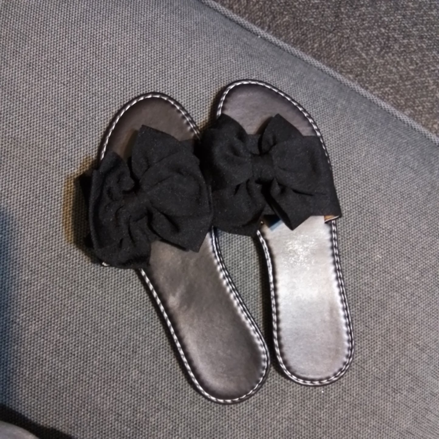 Black bow sandal
