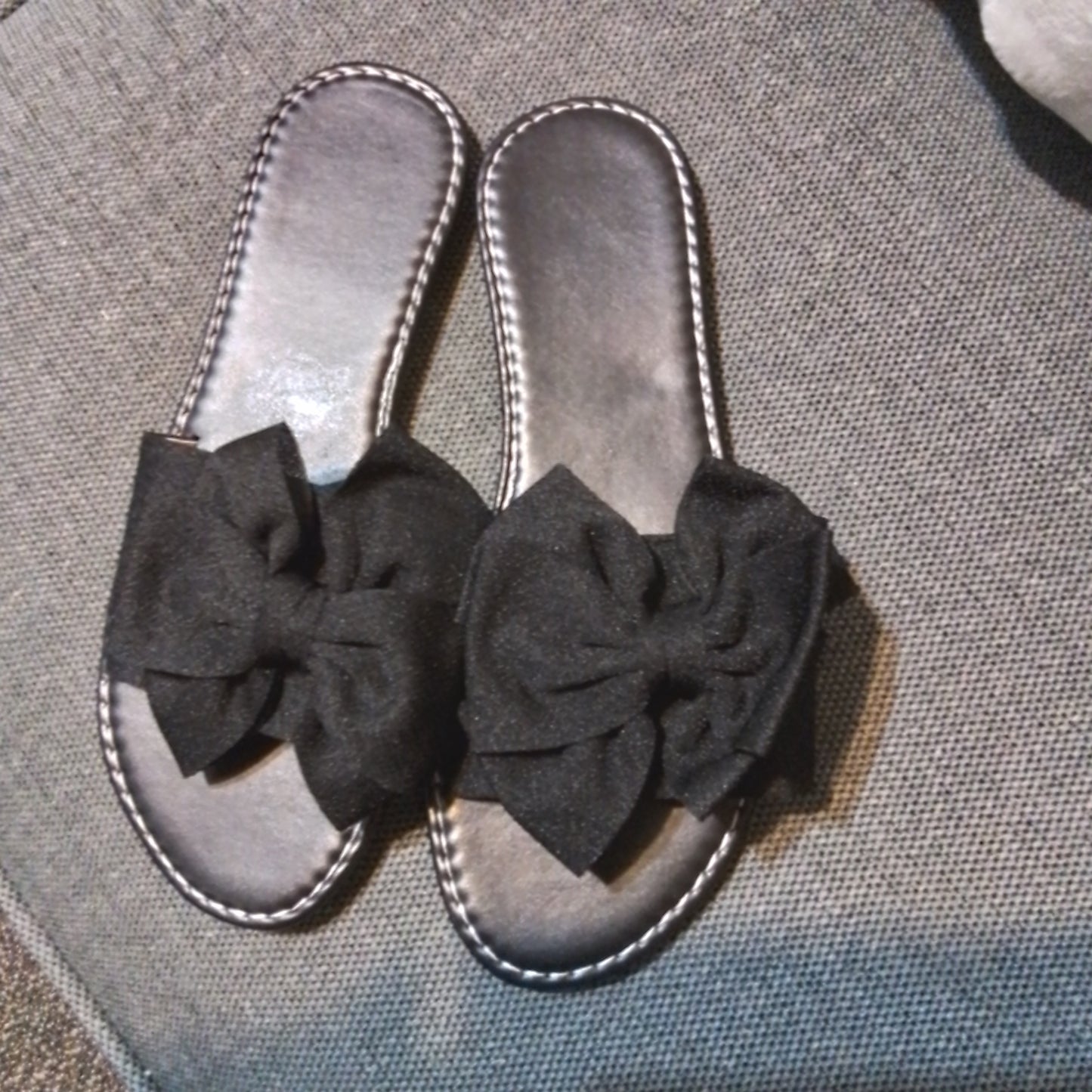 Black bow sandal